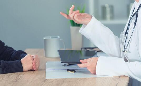 打个喷嚏闪了腰要去医院吗,一个喷嚏闪了腰