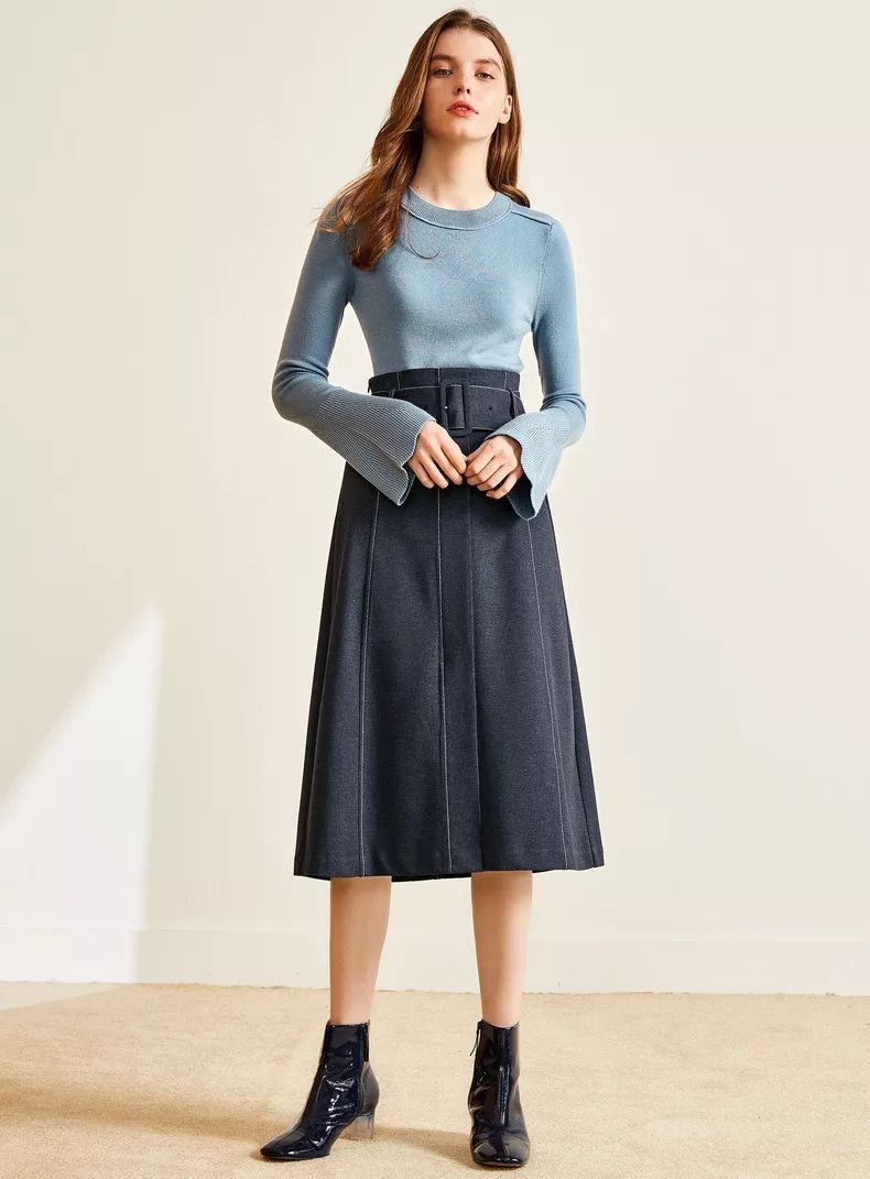 别再穿黑色了，这个颜色今年超流行，百搭时髦还显白显气质