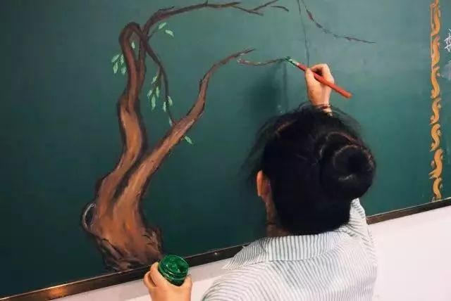 又一“扫地僧”火了！保洁阿姨的3D黑板报惊艳全网……