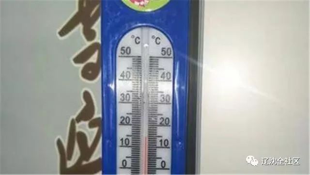 室温15度咋办?居民在家盖两层棉被