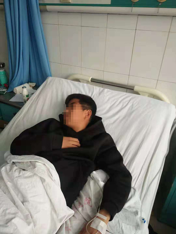 恶霸家长打孩子,恶霸打儿子被警察抓