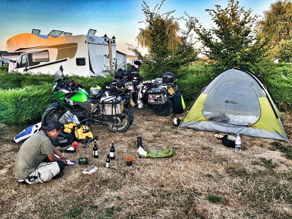 骑着摩托车环中国旅游,俩郑州小伙骑摩托环游欧洲