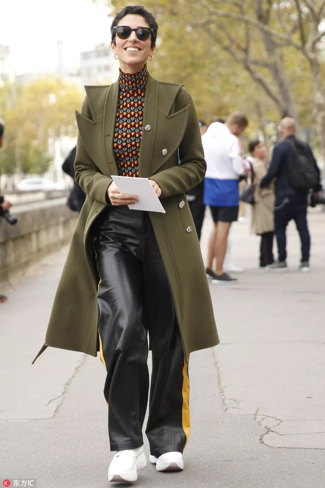 长大衣运动鞋,每次穿长大衣身高不够高跟鞋来凑