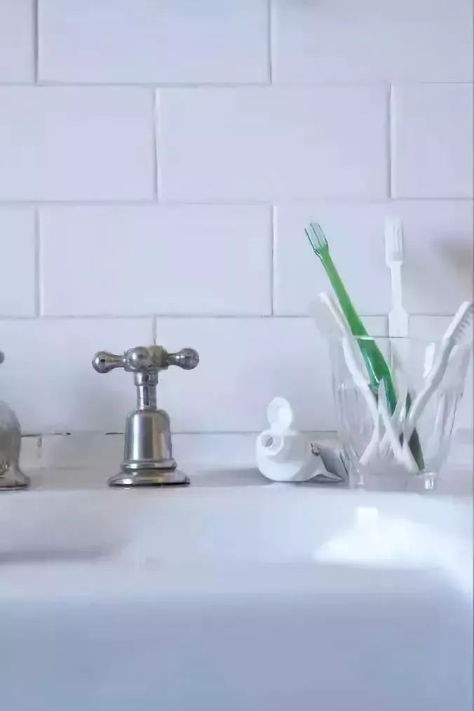 白墙孩子给弄脏了有什么能变白,白墙弄脏了有哪些步骤把它弄干净