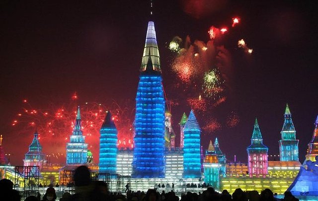 12月最火爆的热门旅行地，往北走，玩雪滑冰；往南走，温泉赏花