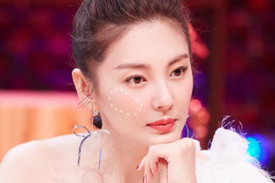 玄彬跨美妆届！“挂彩腮红”好美