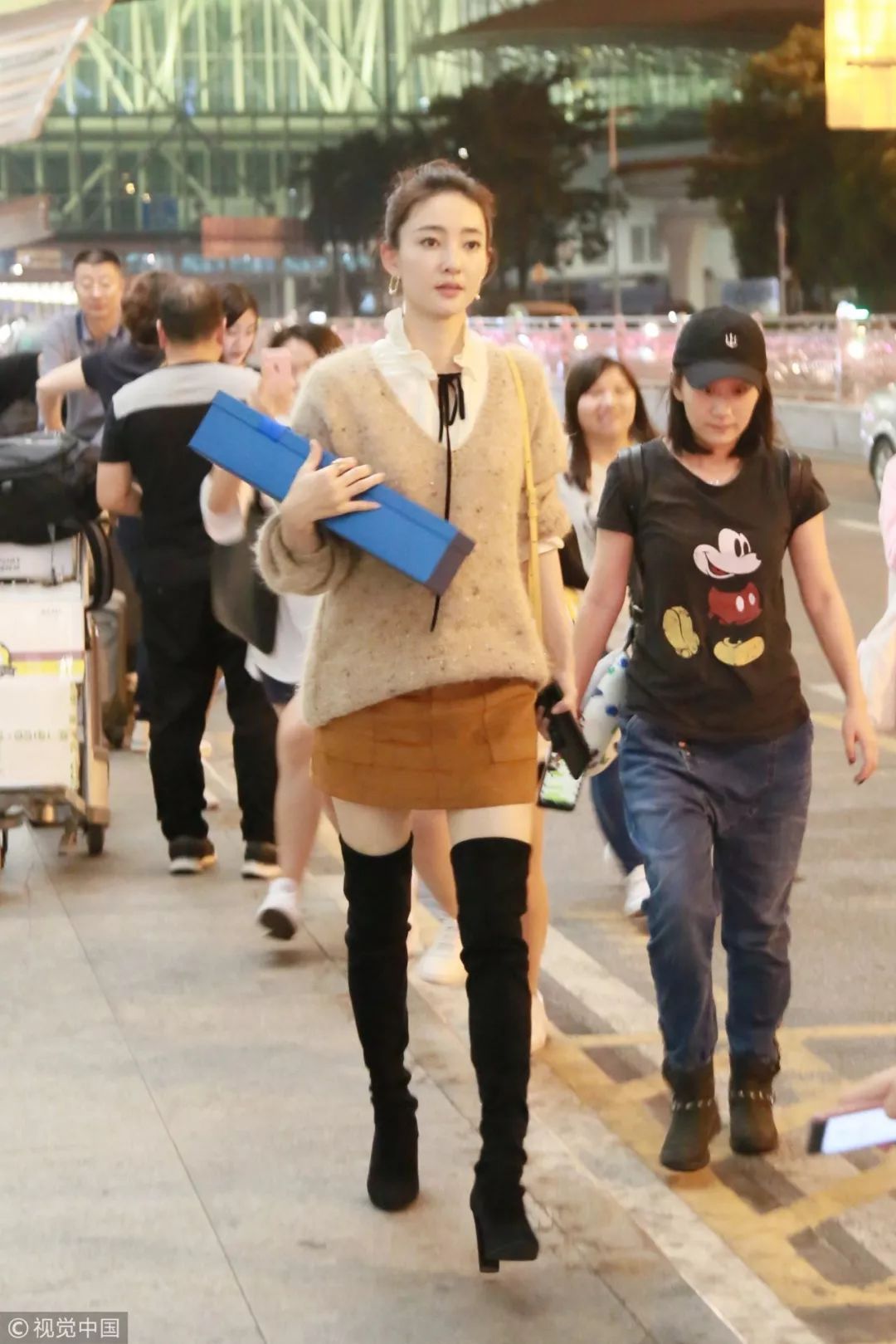 v领毛衣显脖子长吗,v领毛衣和圆领毛衣哪个显脸小