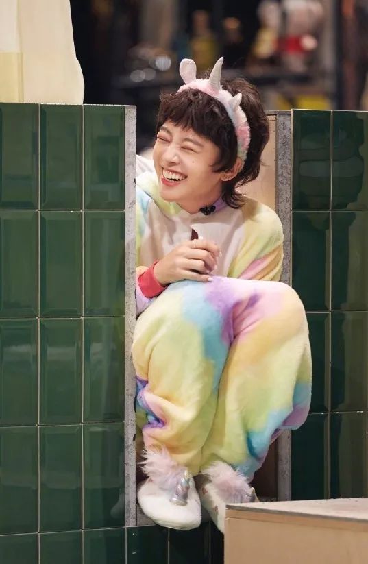 谭松韵明星大侦探最新造型 (谭松韵大侦探穿搭)