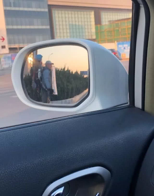 天津现“落难驴友”举牌求助你信吗？买个面包别给他钱