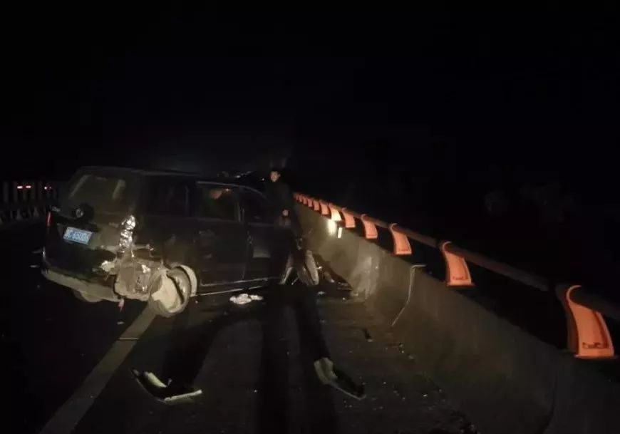 年轻交警半夜查车被质问出示证件,交警回应半夜贴罚单反驳男子