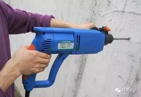 墙里电线管被电钻打破了怎么办,装修师傅打坏别人电线怎么处理