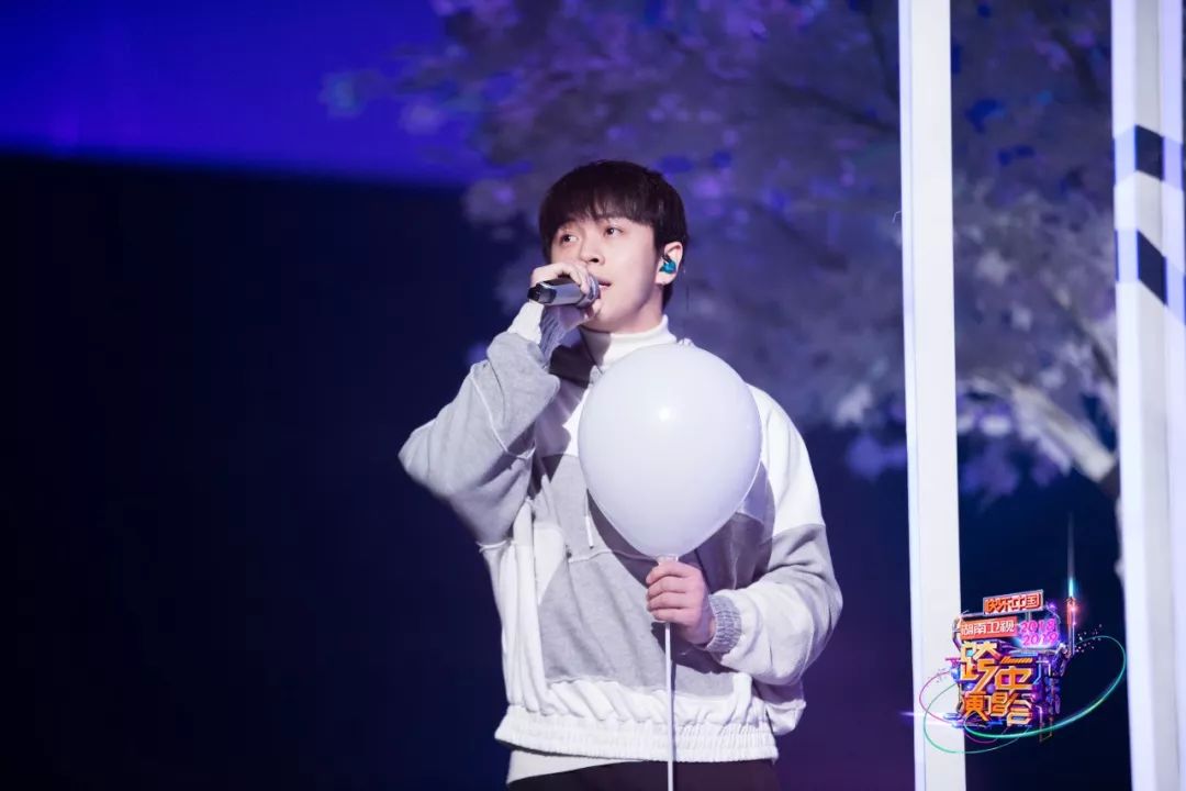 华晨宇我想和你唱出场让韩红羡慕,华晨宇20年跨年演唱会奔跑视频