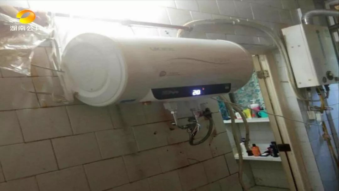 痛心18岁小伙水库游泳溺亡,20岁男子洗澡突然倒地身亡