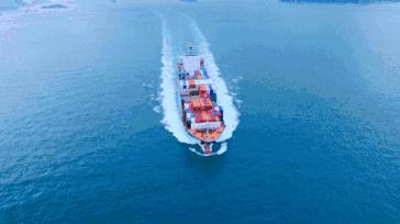 她暗示让我跟她表白,她很主动的跟我表白