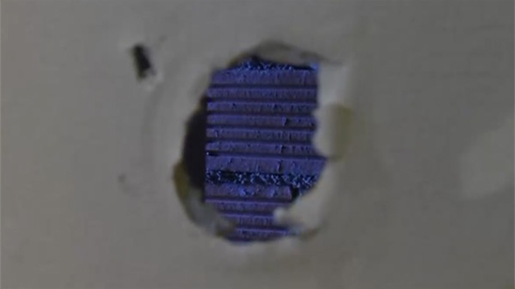 男子与女友开房半夜听到奇怪声音竟是有人在墙壁挖出一个洞*窥偷**