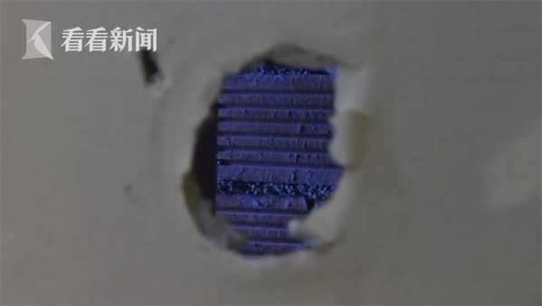 男子与女友开房半夜听到奇怪声音竟是有人在墙壁挖出一个洞*窥偷**