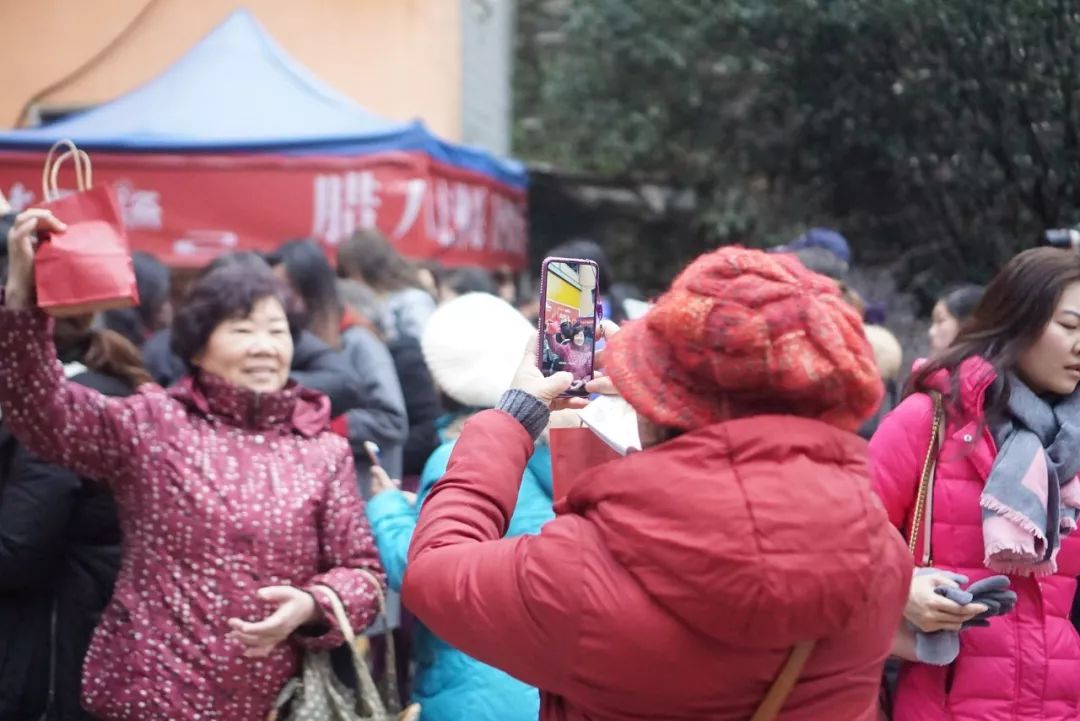 今天鸡鸣寺人还多么,今晚鸡鸣寺人多吗