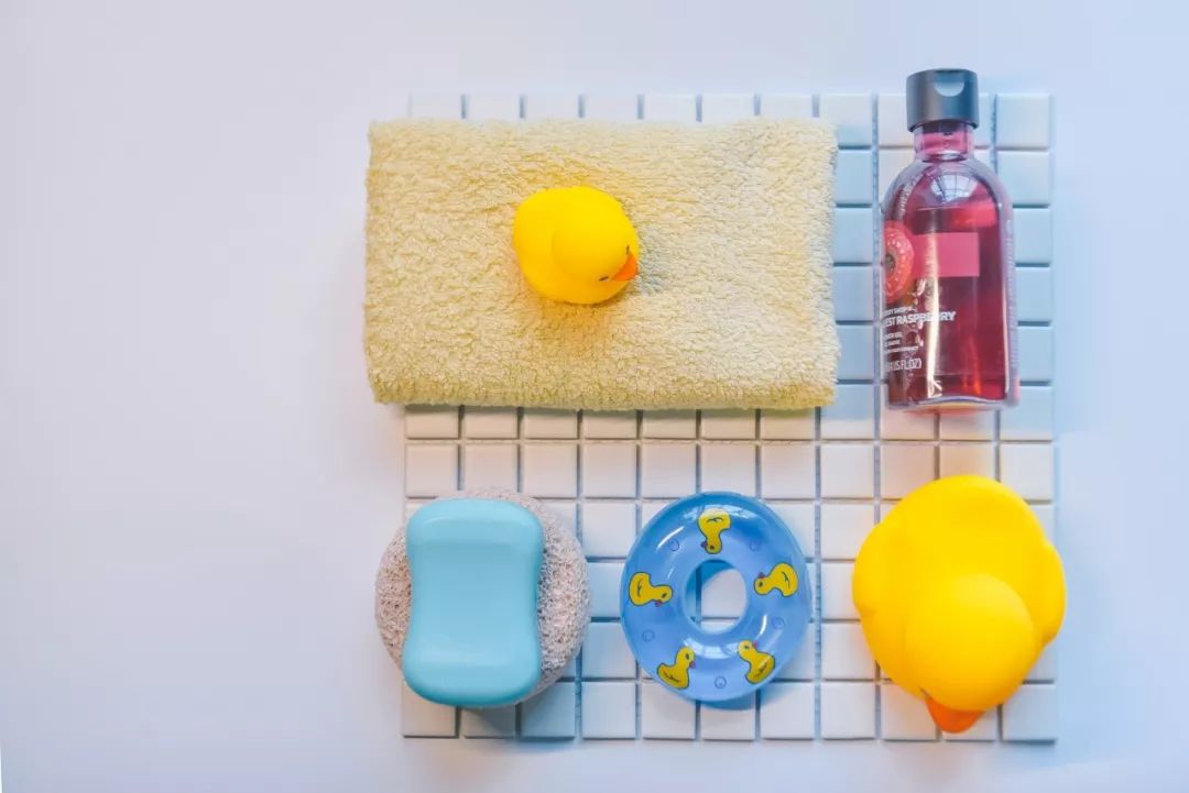 在家里自己洗羽绒服怎么洗才干净,黑色羽绒服如何洗既不掉色又干净