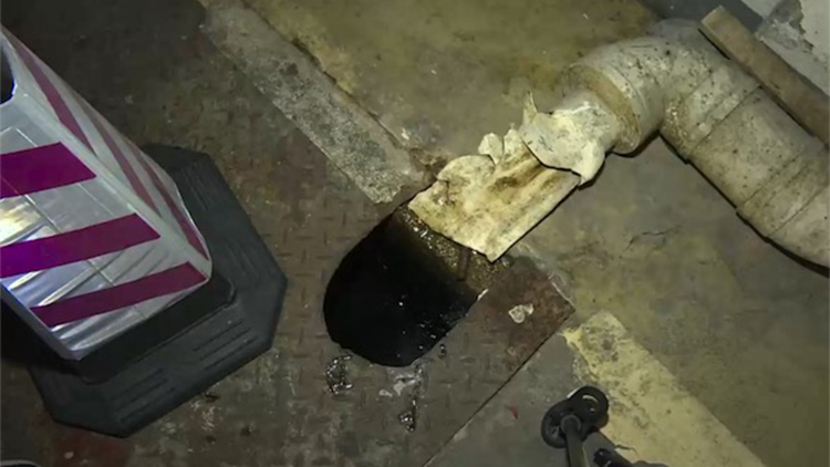 女子商场滑倒小朋友,6岁女童在商场被故意绊倒后续