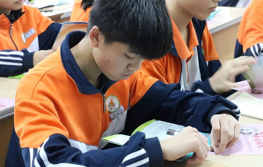 2019年首场法治课｜万水千山总是情，茂名“麻辣教师”下基层讲课