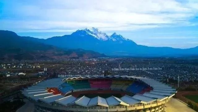 雪山下的篮球场,定日县雪山下的足球场