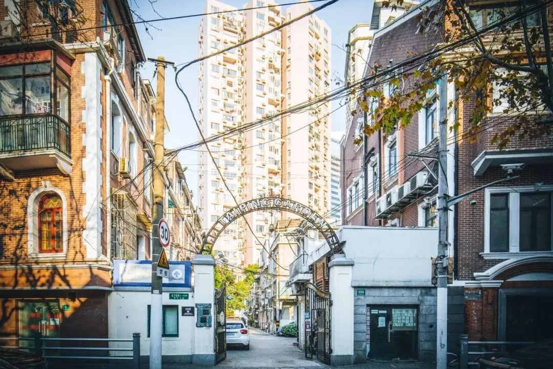 上海滩市中心，竟然藏着一条有洋房故居有老字号有咖啡店有酒吧的网红老马路