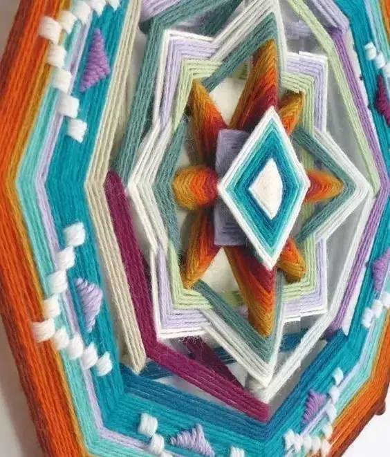 她用牙签搭了个十字，缠上几根毛线，竟也可以美成这样