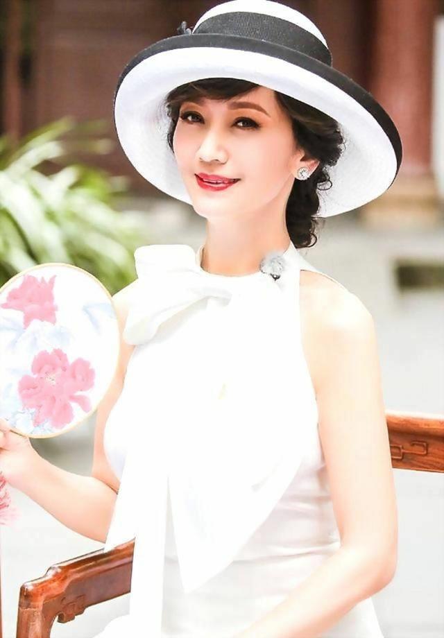 65岁赵雅芝白衬衫彩虹裙不老女神,赵雅芝63岁依然优雅长裙浪漫唯美