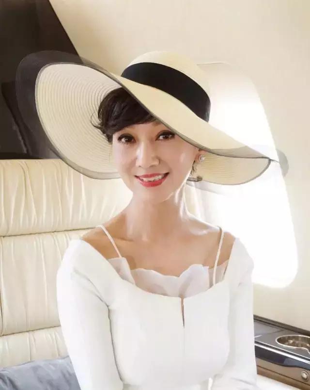 65岁赵雅芝白衬衫彩虹裙不老女神,赵雅芝63岁依然优雅长裙浪漫唯美