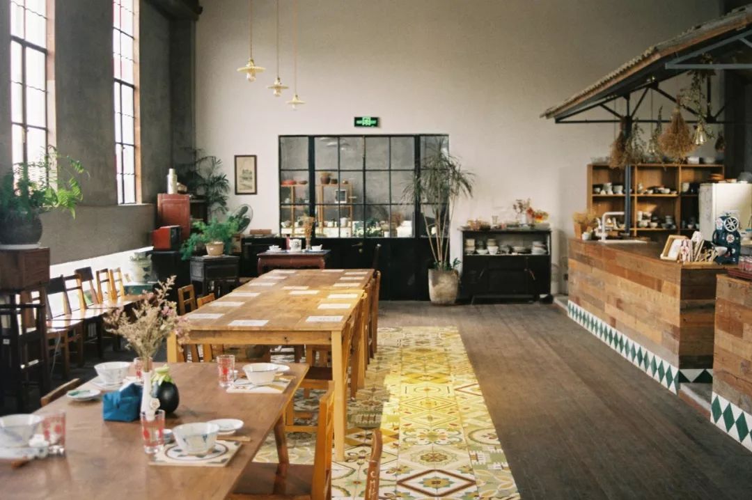 文艺渔村中的海上浮城，希尔顿旗下这家设计感满分的小鲜肉酒店，颜值爆炸！