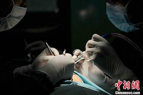 孩子想整容家长该同意吗,孩子要整容父母如何劝