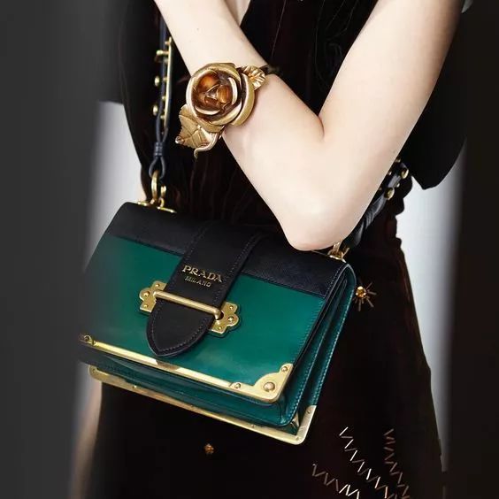 奢侈品包包褪色了怎么办,哪个奢侈品包包掉色