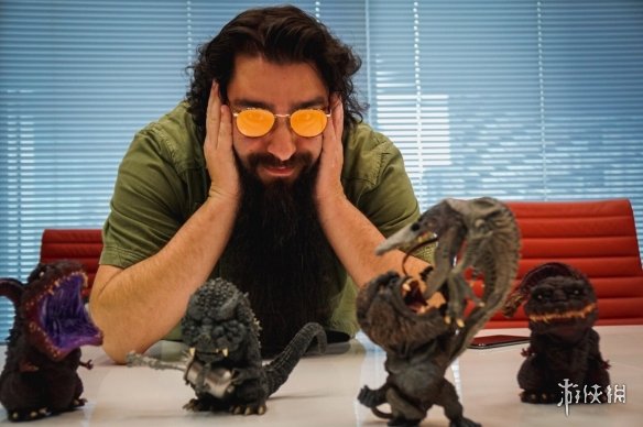 罗伯茨将一个超大的“金刚”送给小岛秀夫作为礼物！