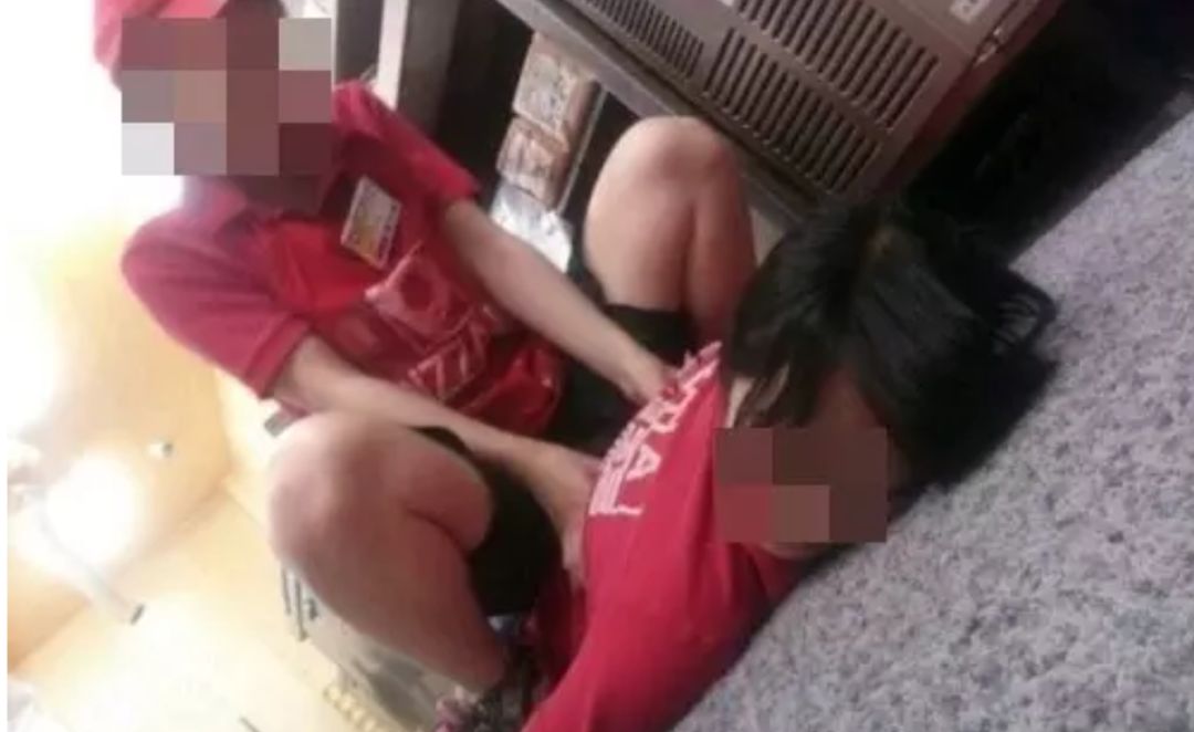 日本又曝饮食店卫生问题！员工把厨具放在裤裆上，这家店每个日本人都去吃过……