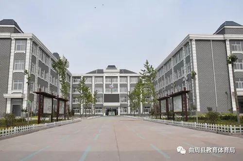 会客厅采访视频,栏目记者来到小学采访小学生