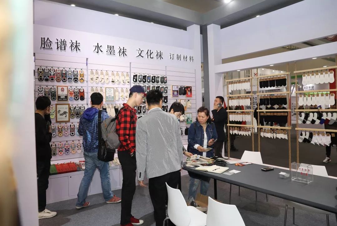 「袜艺」新年战衣少不了的配饰,这些诸暨产的“中国风”考虑下