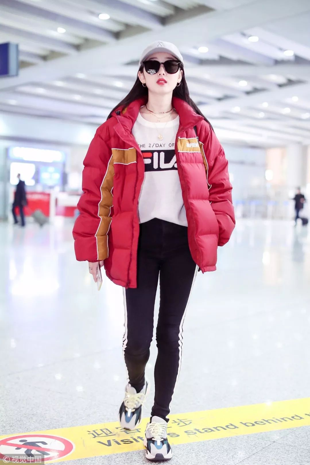 女明星回家过年的场面,明星回家过年怎么穿