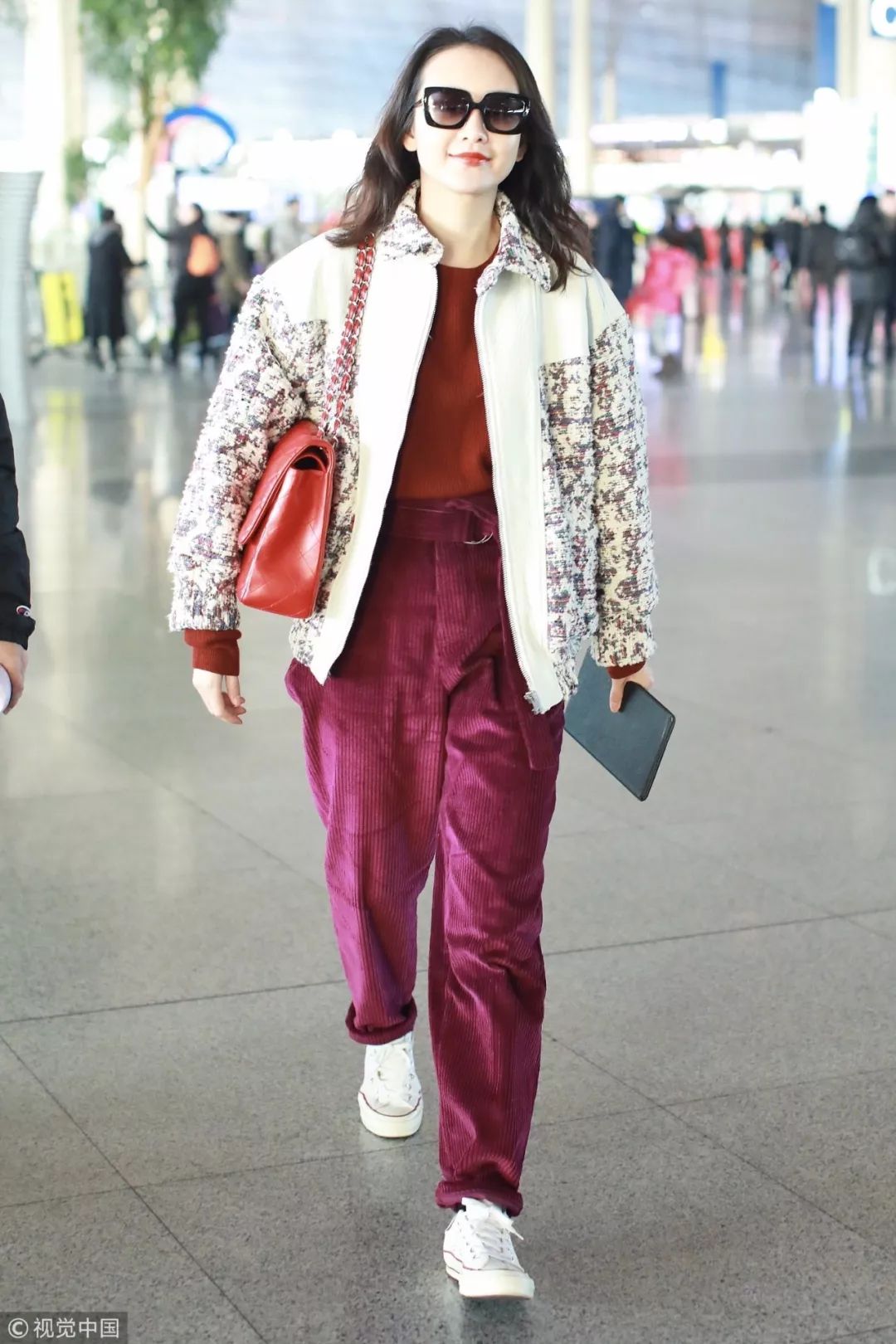 女明星回家过年的场面,明星回家过年怎么穿