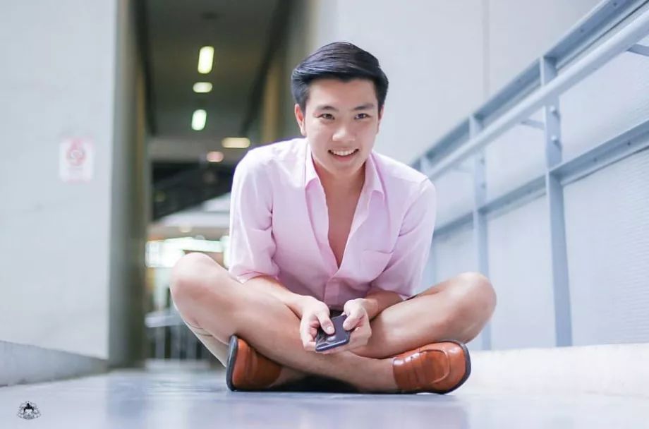 kris涓枃鍙戣█,kris绗竴娆¤繘鍩庡崠涓滆タ