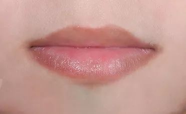 别再OMG了！3招唇部急救术，拯救干燥双唇超有效！