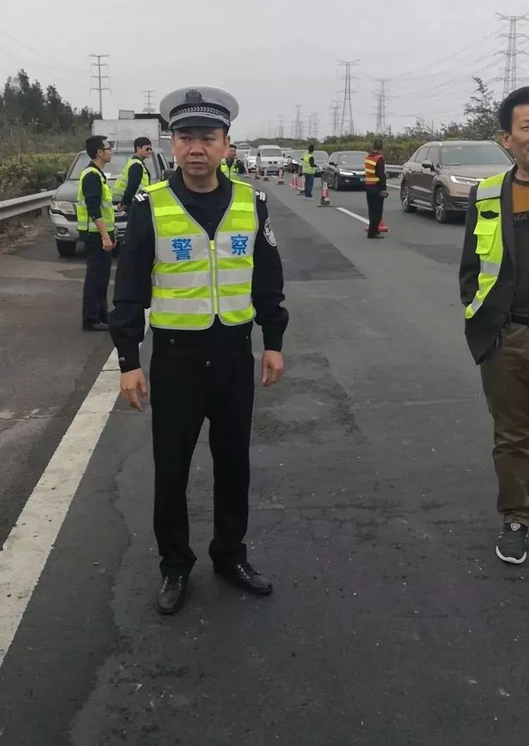 寒夜救助走失少年民警温暖回家路,平安守护风雪救援助迷路老人归家