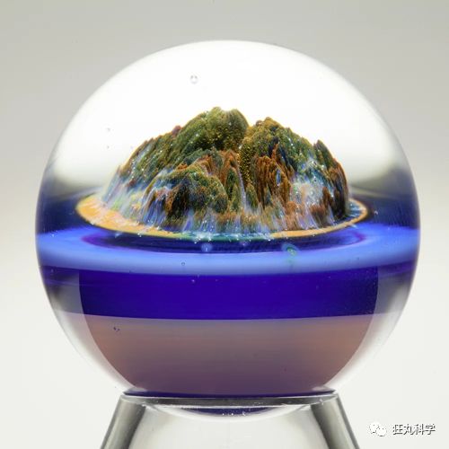 玻璃球里面的花纹是怎么回事,玻璃球中的花纹是如何印在里面的