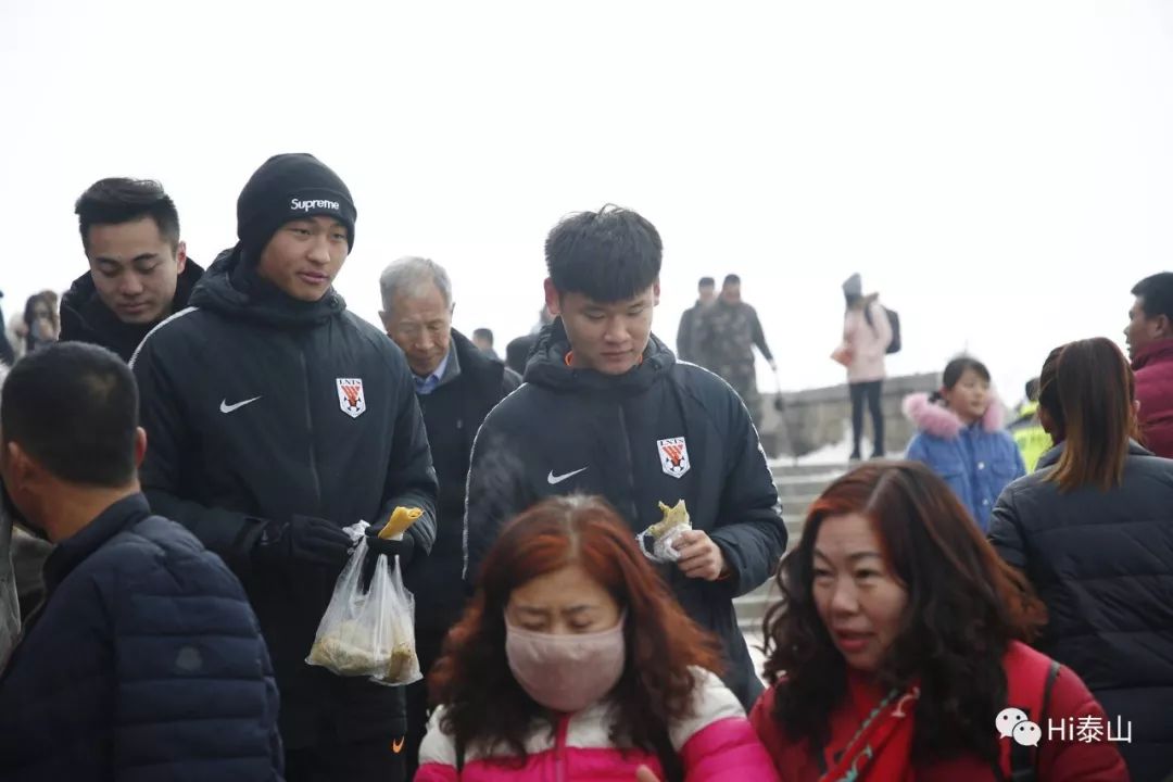 山东鲁能泰山众将登泰山祈福,鲁能登泰山祈福