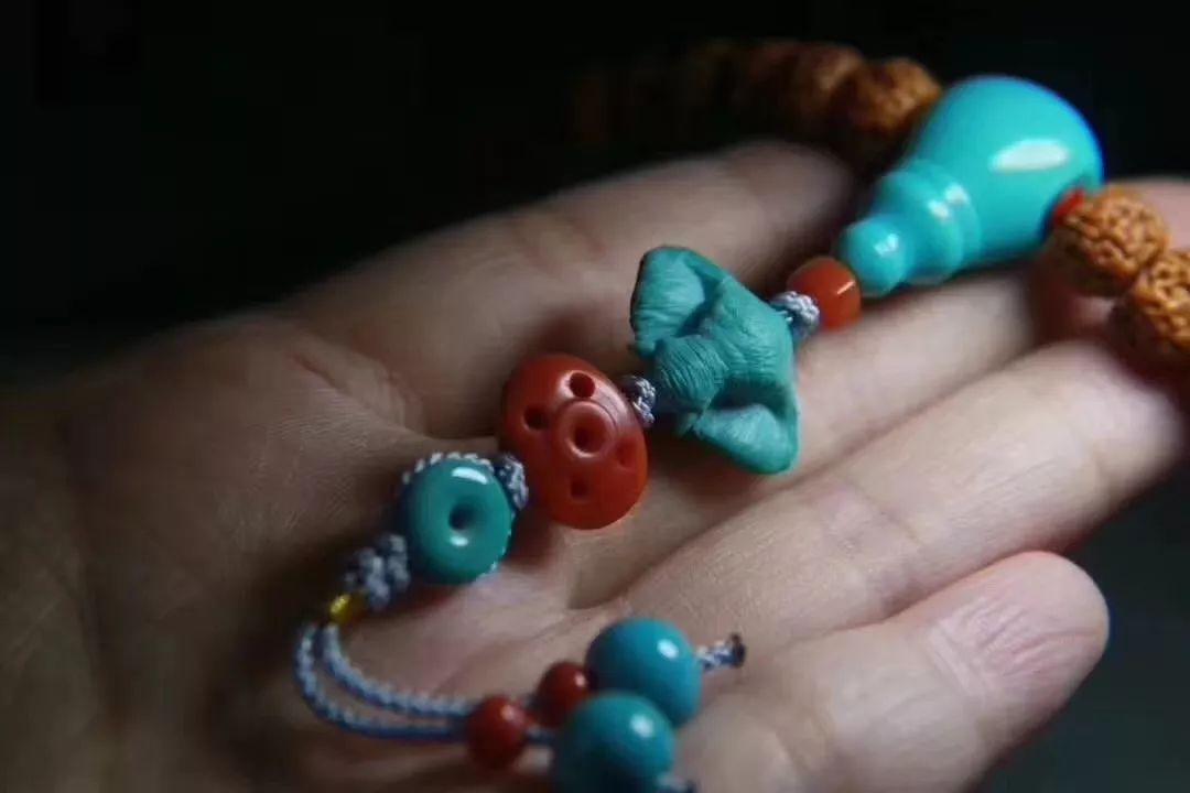 绿松石配饰可以戴一辈子吗,绿松石配饰一半绿一半蓝