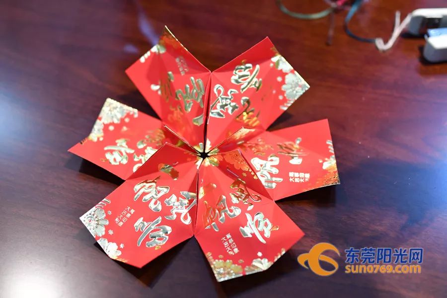 用利是封做灯笼教程简单,用利是封做手工灯笼教程