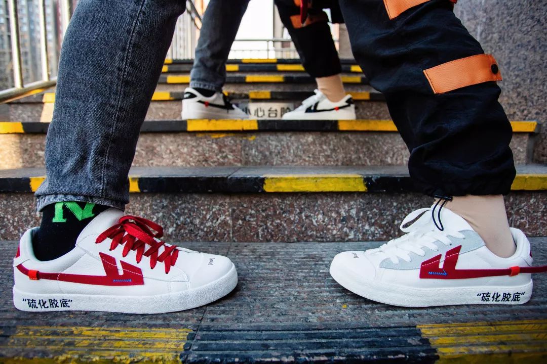 回力匡威和vans哪个脚感好,回力夏季潮流鞋子
