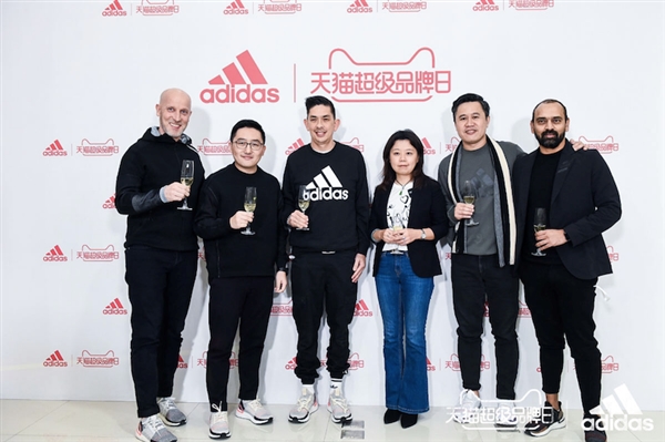 阿迪达斯推出的联名足球鞋,阿迪达斯公布新款鞋