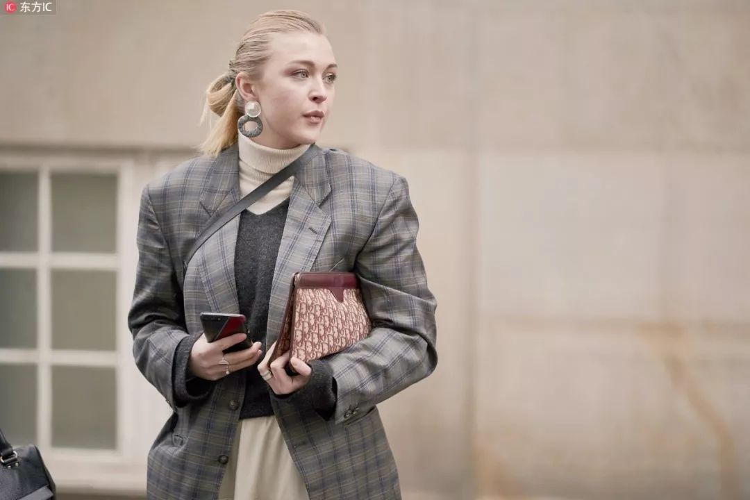 编辑实测：带大耳环耳朵疼不疼？