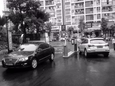 堵小区大门的人，十有八九，不是法盲，就是混混！