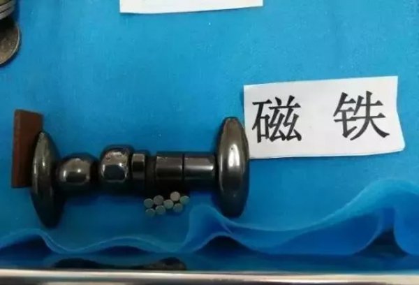 妈妈给孩子换尿布发现嘴里一个洞,儿童换尿布时吞耳环